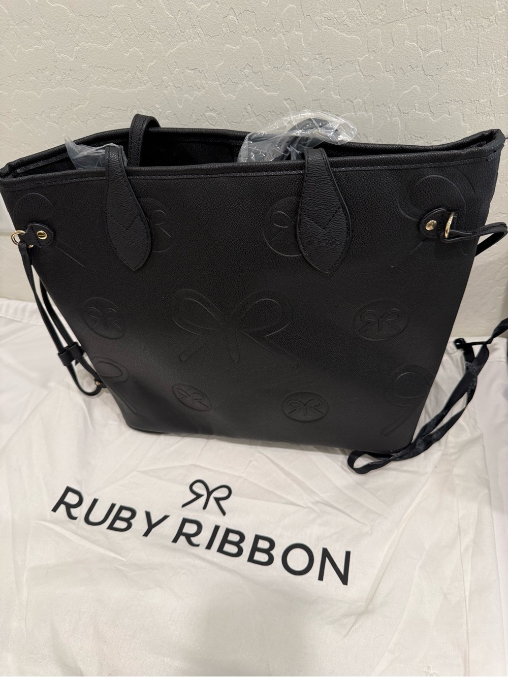 RUBY RIBBON Classic Black Tote Bag with Embossed Bow Detail - NEW WITH TAGS - Picture 3 of 12